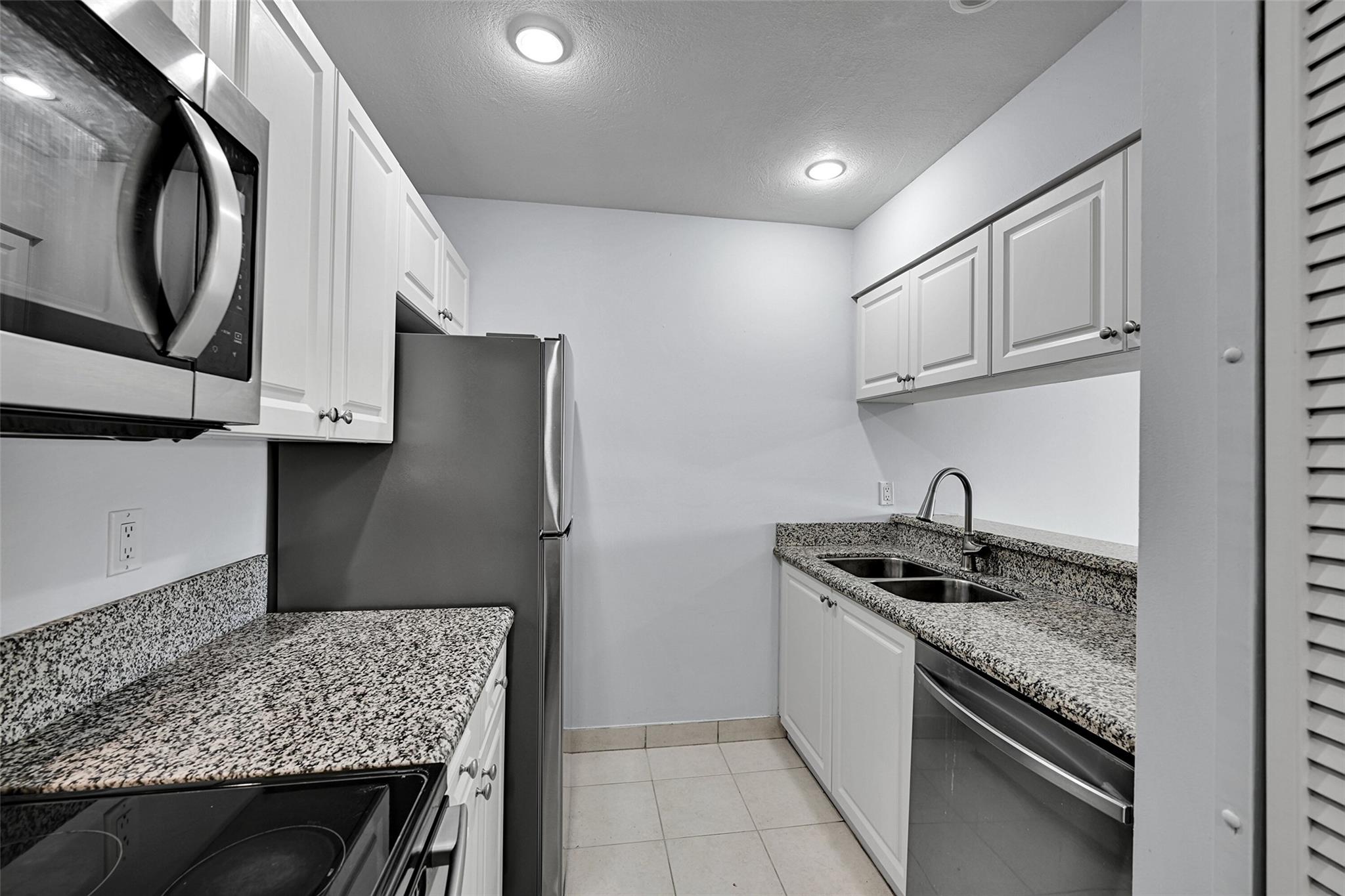 906 Twin Lakes Drive 8-J, Coral Springs, FL 33071