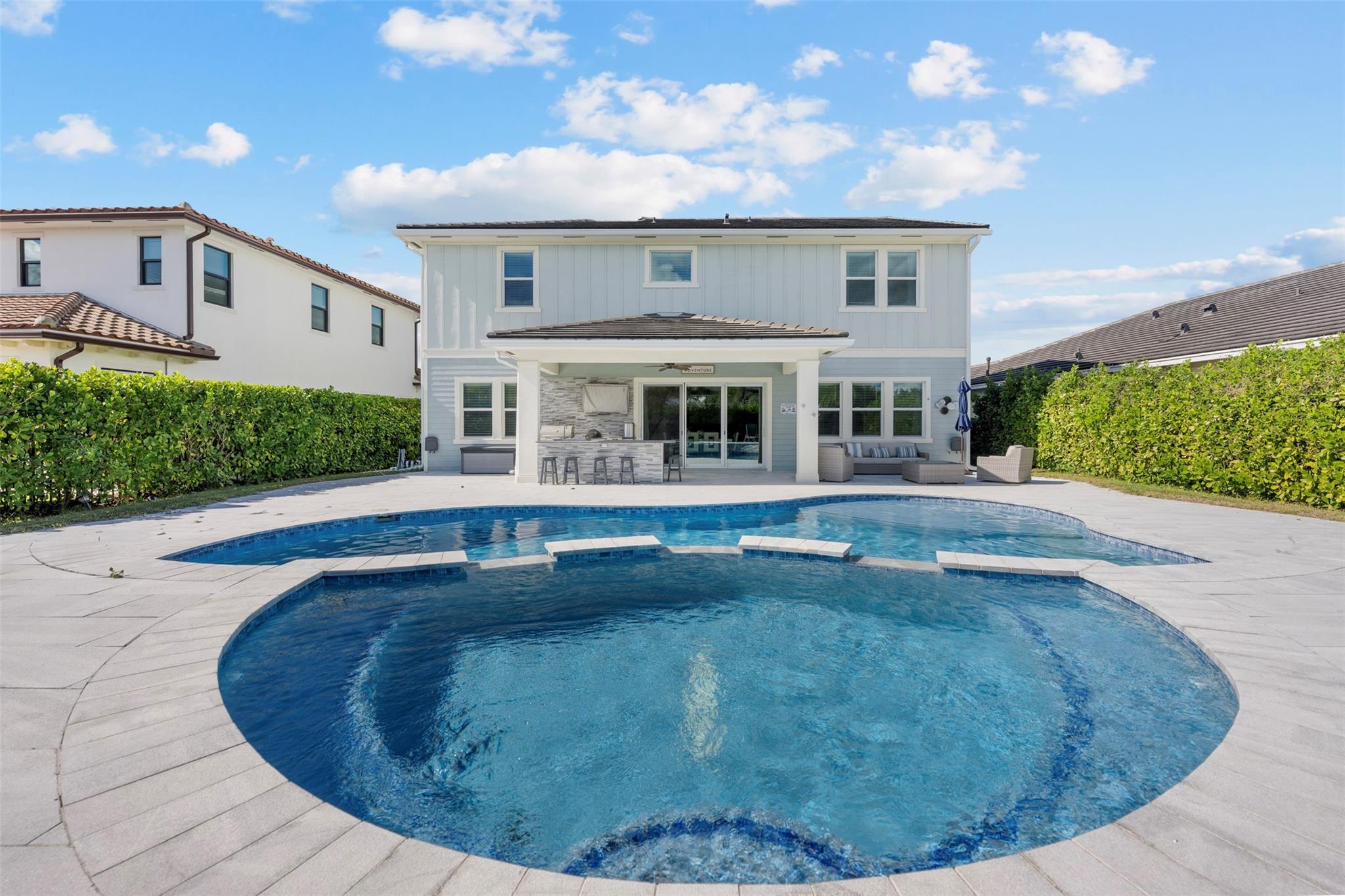 Heated saltwater pool w/spa