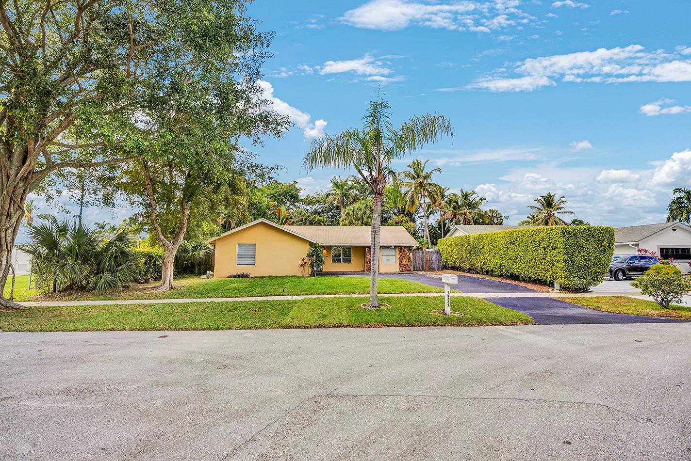 19667 Delaware Circle, Boca Raton, FL 33434