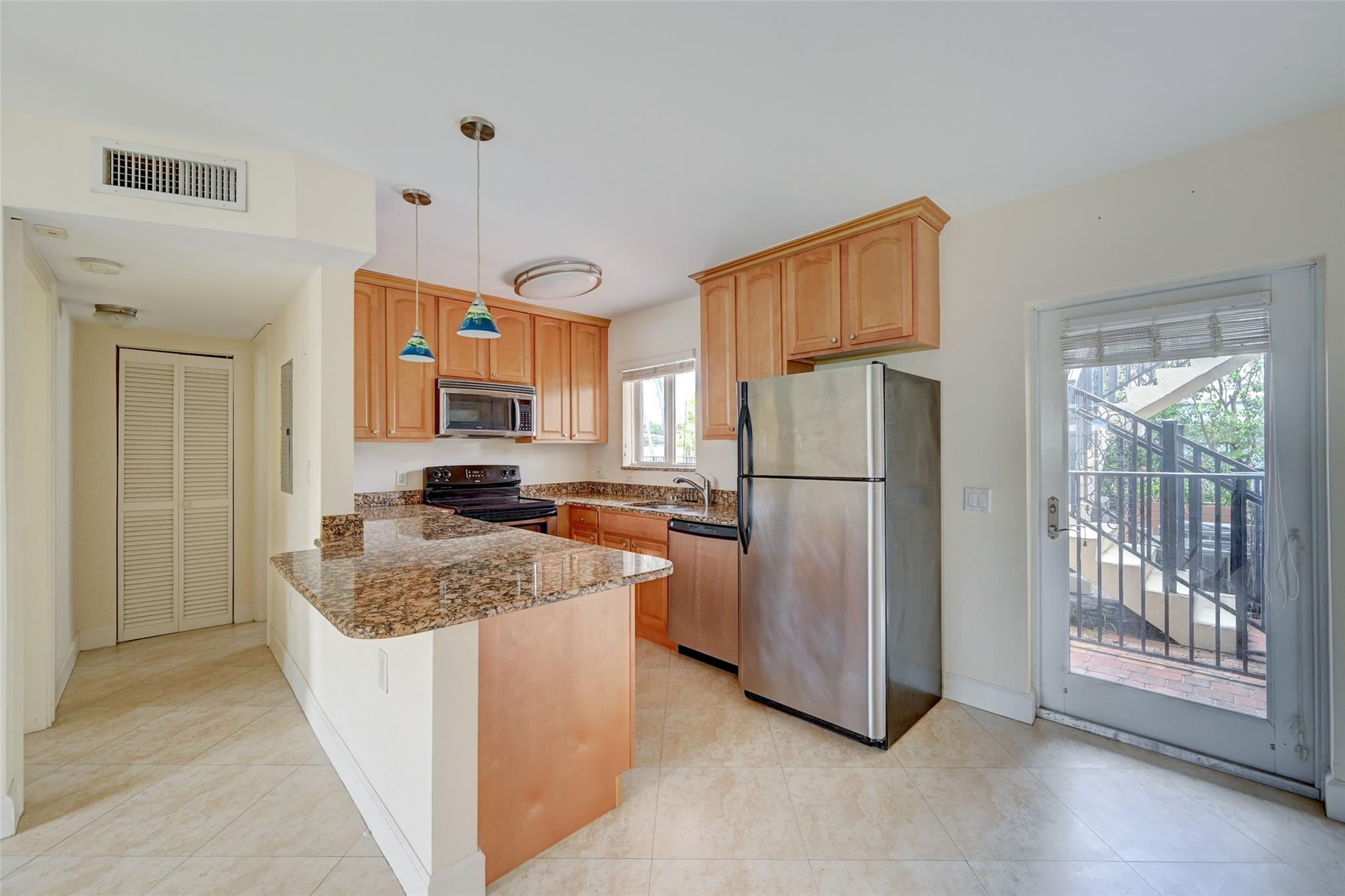 Photo for 410 SW 15th Street, 105, Pompano Beach, FL 33060 - listing #FX-10533805 410 SW 15th Street, 105, Pompano Beach, FL 33060