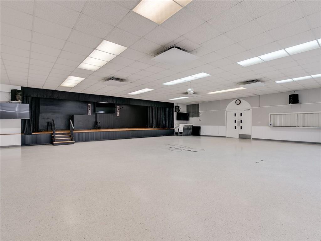 HUGE RECREATION ROOM .