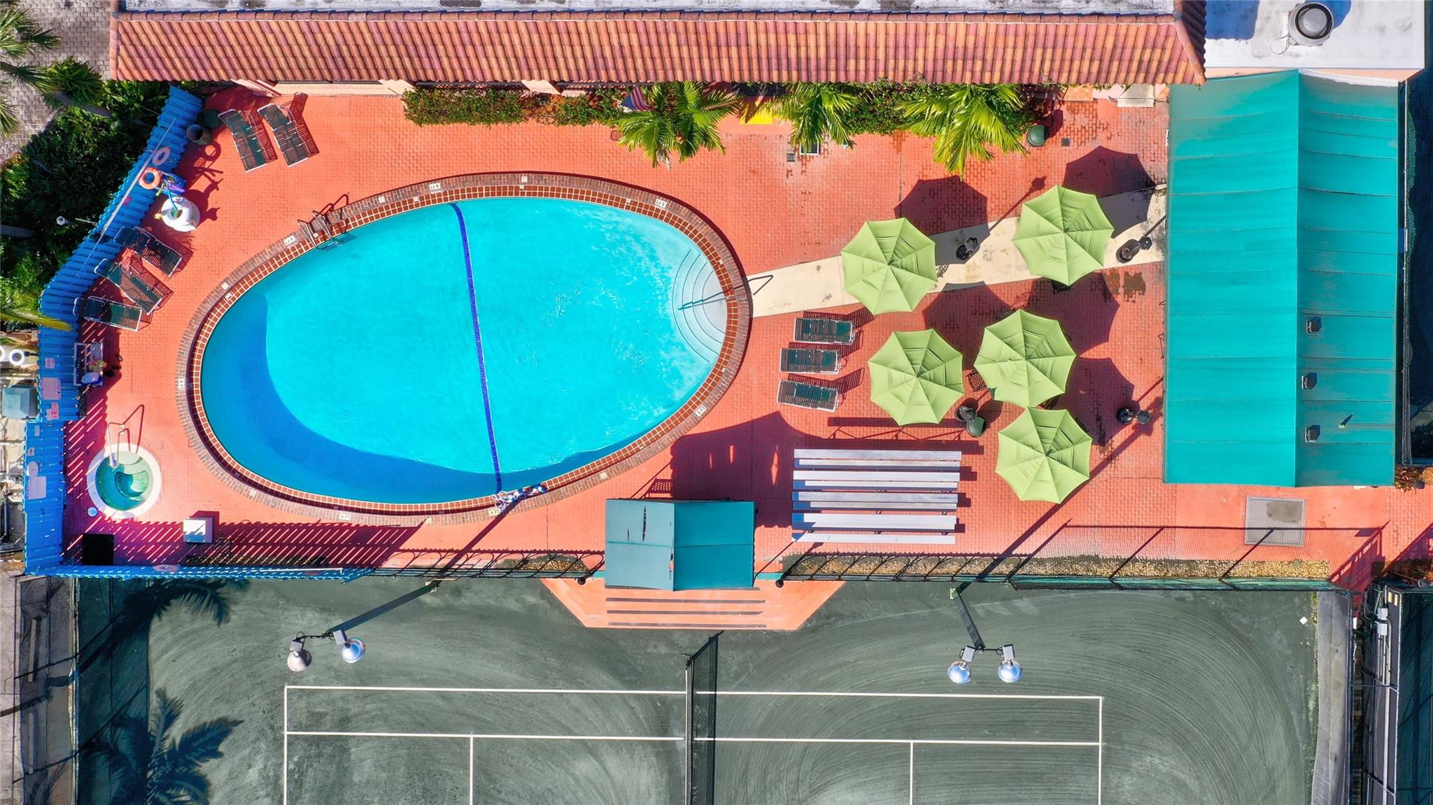 Tennis Rqt-shaped Pool