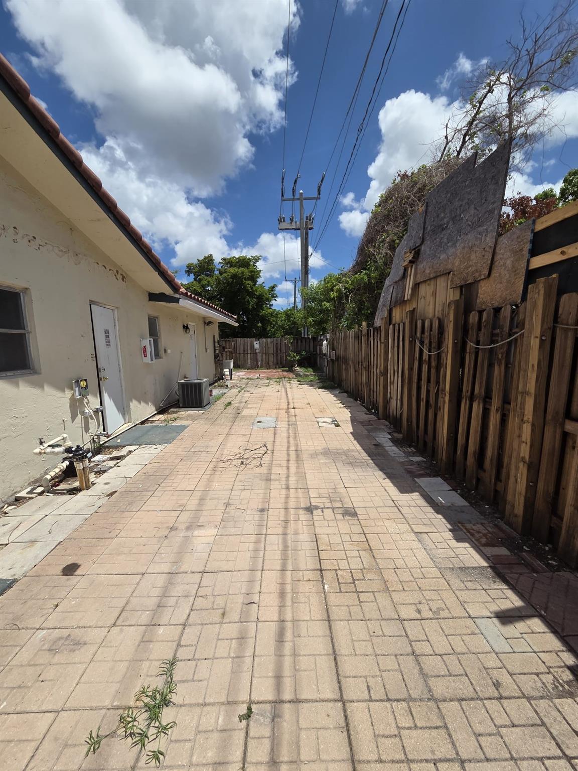 4000 NW Woodside Drive, Coral Springs, FL 33065