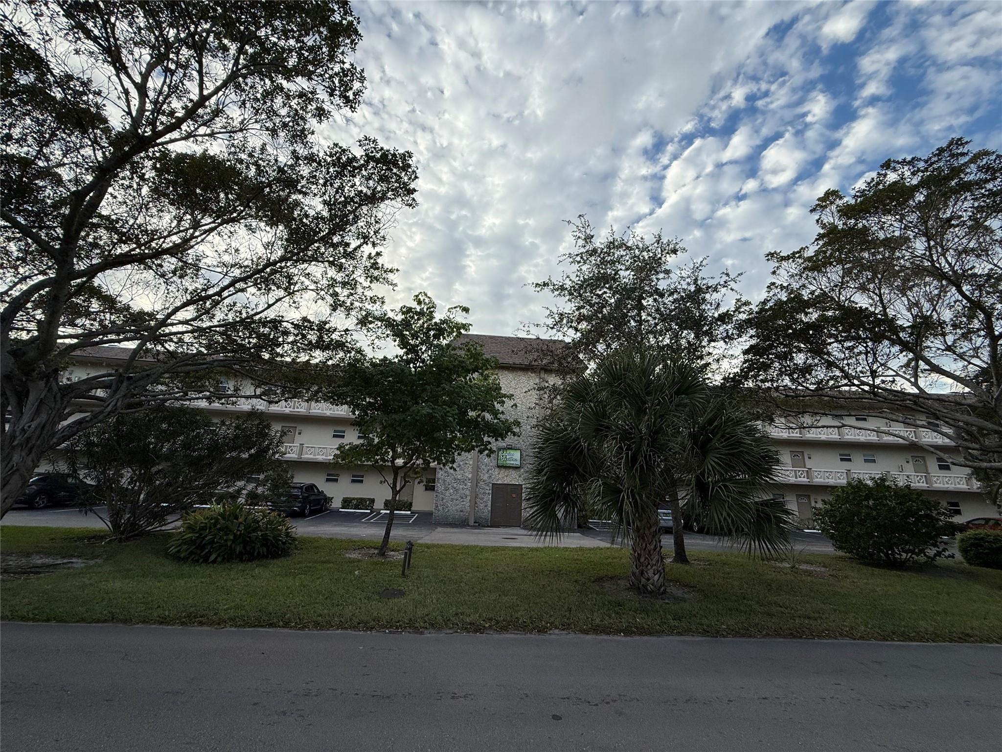 Photo for 3531 NW 50th Avenue, 611, Lauderdale Lakes, FL 33319 - listing #FX-10535601 3531 NW 50th Avenue, 611, Lauderdale Lakes, FL 33319