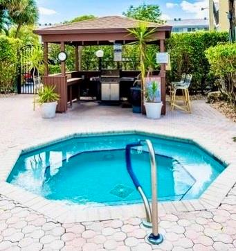 Grill area and the spa are well located and lovely features