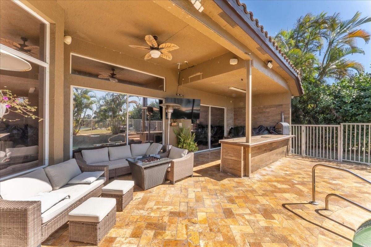 ENTERTAINER'S BACK YERD