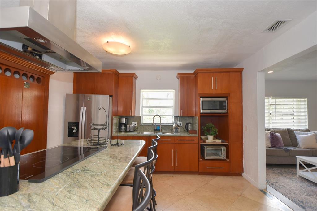 1050 NE 82nd Street, Miami Senada Adzem