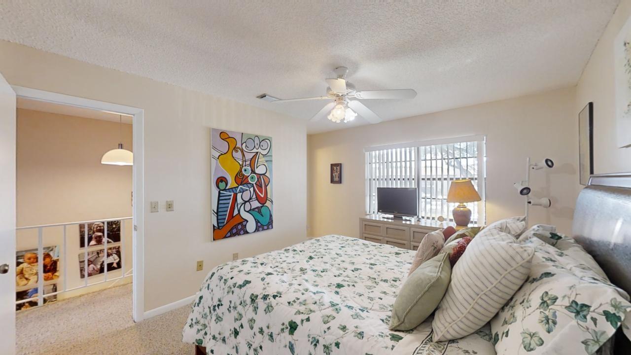 Guest Bedroom w full Bath on 2nd Floor