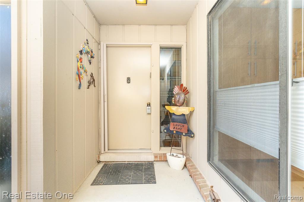 7308 Creek View Circle, West Bloomfield, MI — Photo 3