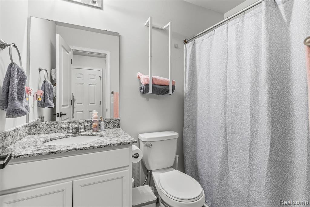 6048 Burton Estates Drive, Burton, MI 48519 — Photo 16