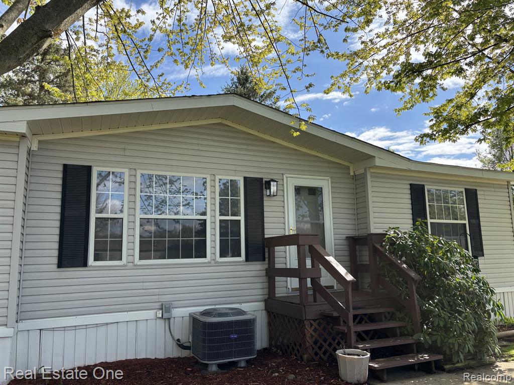 579 TURQUOISE Drive, Whitmore Lake, MI 48189 — Photo 2