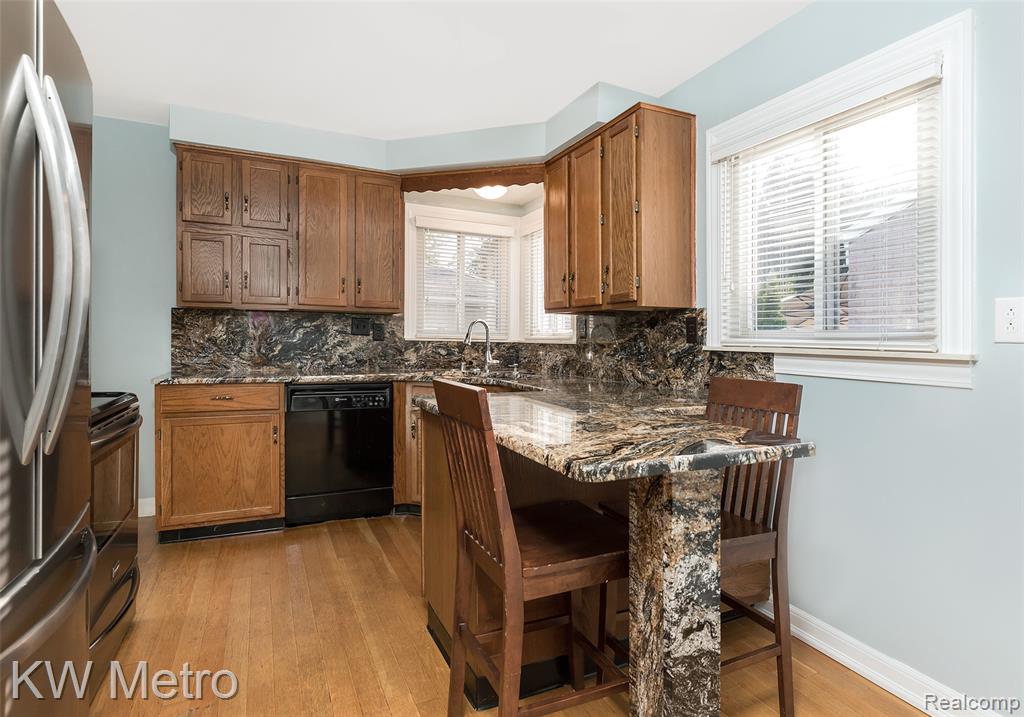 936 E Katherine Avenue, Madison Heights, MI 48071 — Photo 9