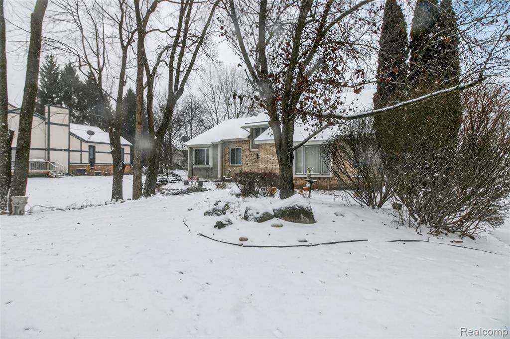 5148 Woodrun Court, West Bloomfield, MI 48323 — front exterior