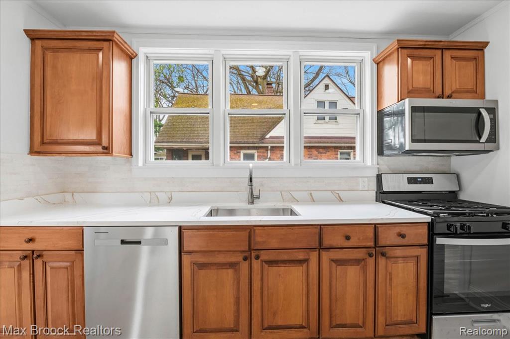 1449 Oakwood Street, Sylvan Lake, MI 48320 — Photo 10