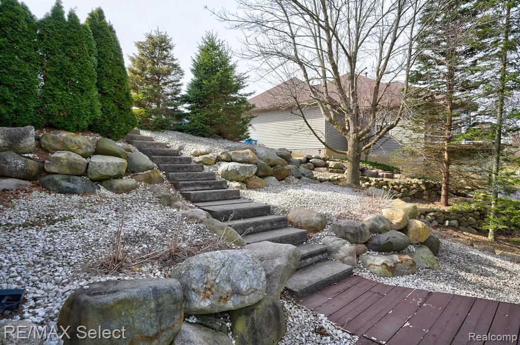 4392 OAK TREE Trail, Fenton, MI 48430 — Photo 14