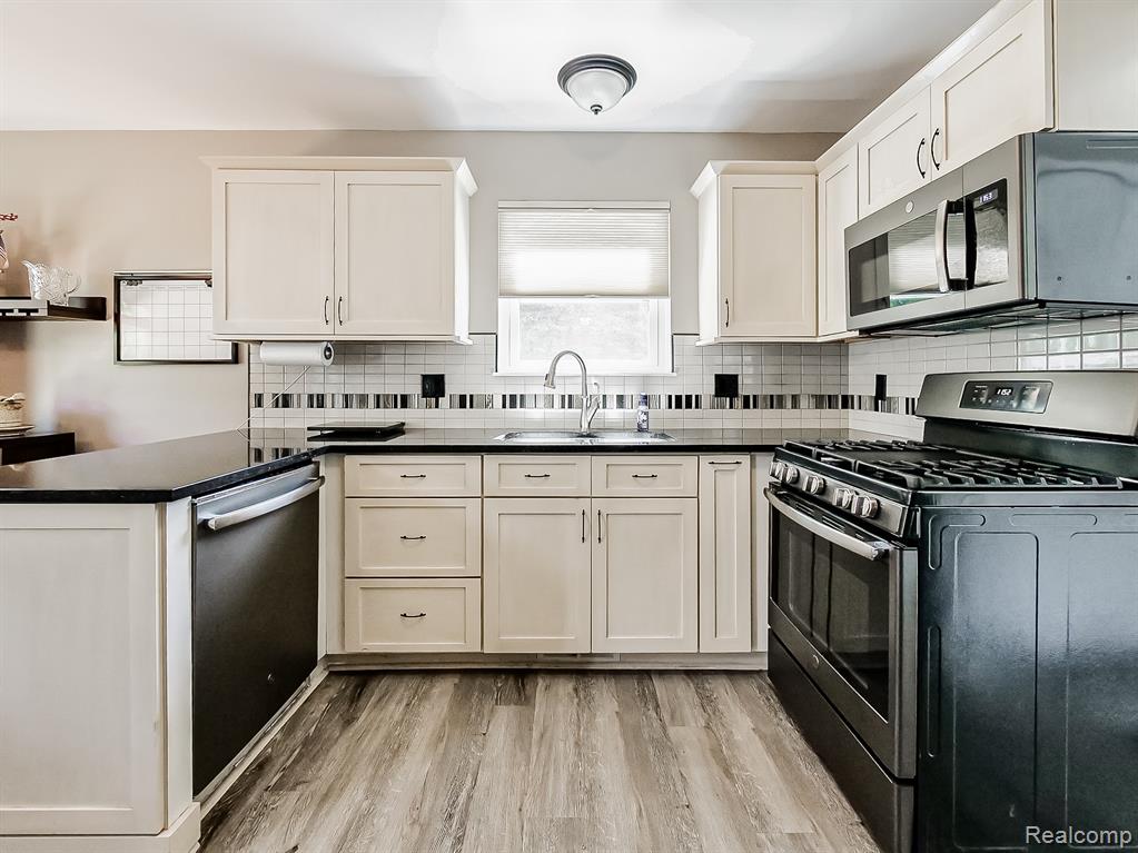 2517 Pine Drive, Wixom, MI 48393 — Photo 2