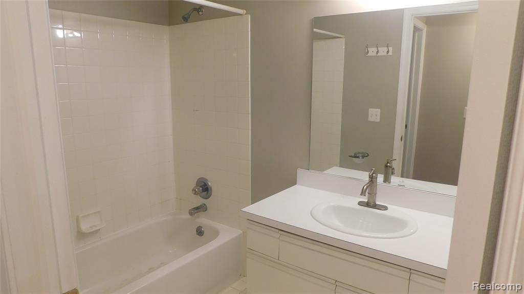 44850 MARIGOLD Drive, Sterling Heights, MI 48314 — Photo 15