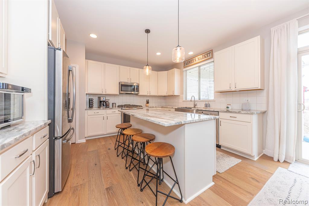 806 LAKE WOODS Drive, Canton, MI 48188 — Photo 15