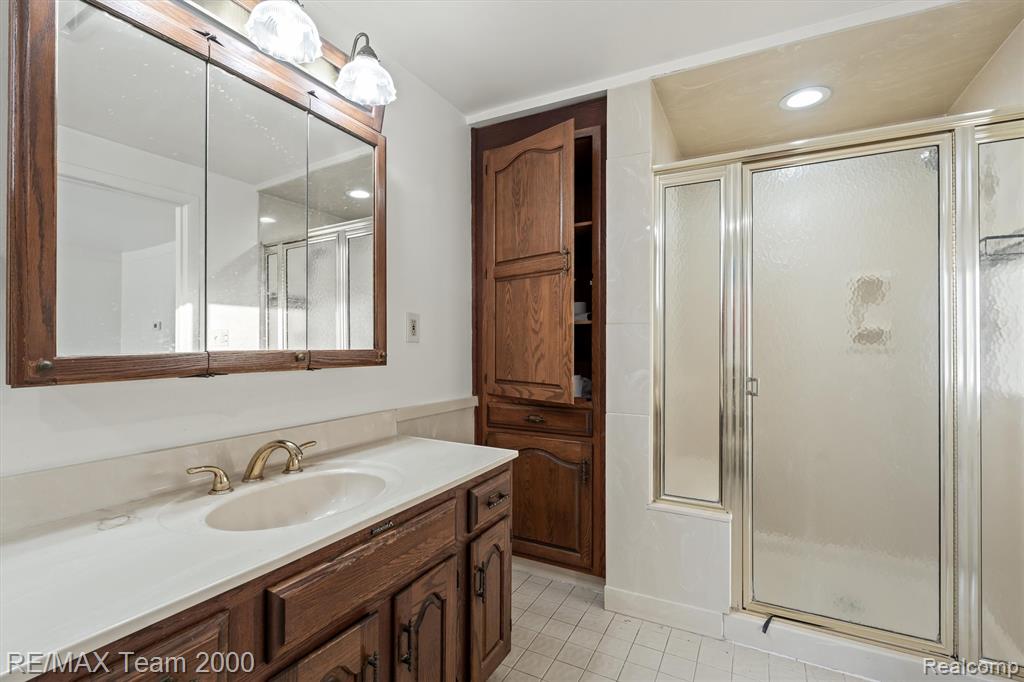 5526 SYLVIA Street, Dearborn Heights, MI 48125 — Photo 11
