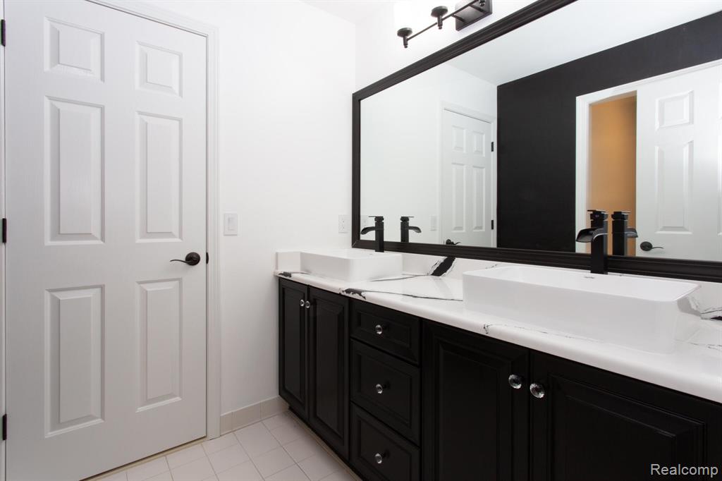 414 Roundview Drive, Rochester, MI 48307 — Photo 18