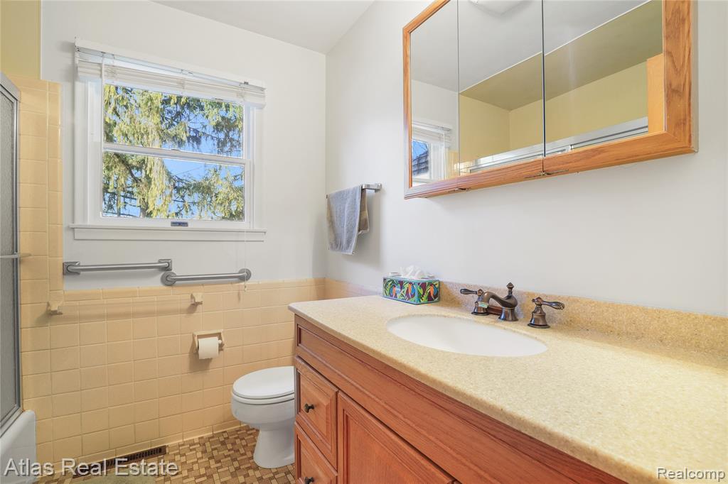 4386 Bennett Drive, Burton, MI 48519 — Photo 35