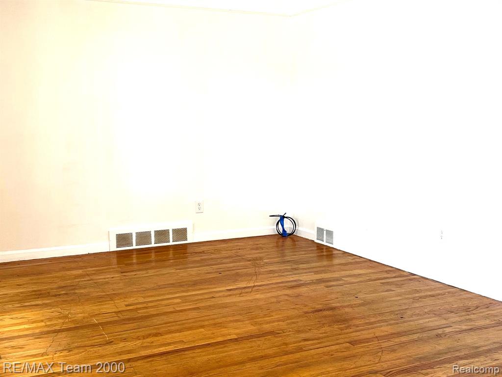8252 DALE Street, Dearborn Heights, MI 48127 — Photo 3
