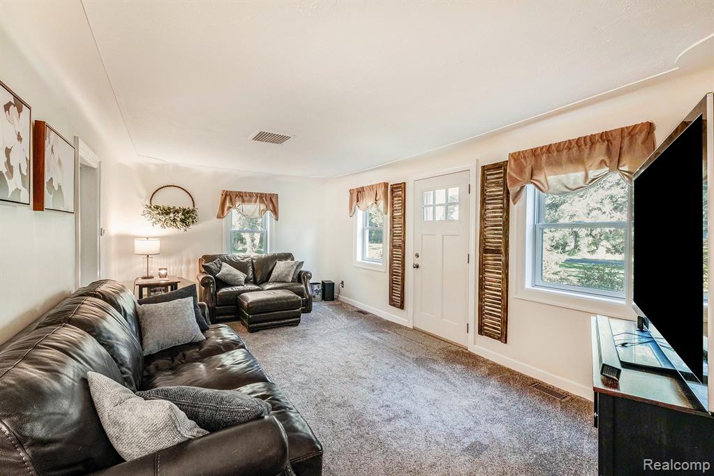 11499 Silver Lake Road, Byron, MI 48418 — Photo 9