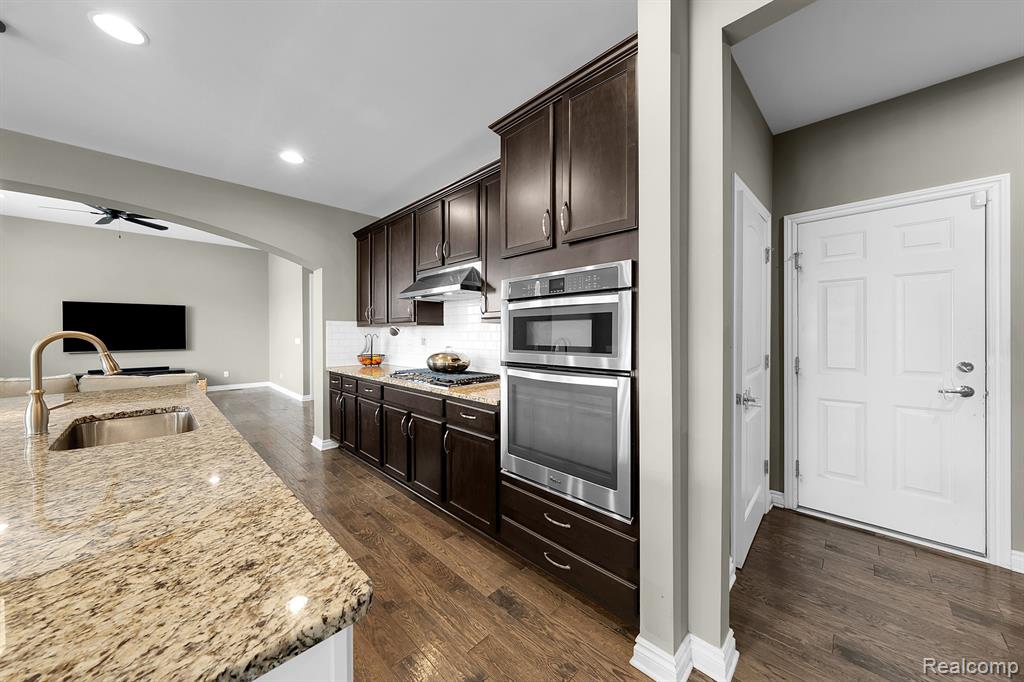 49473 CRANBROOK Drive, Macomb, MI 48044 — Photo 12