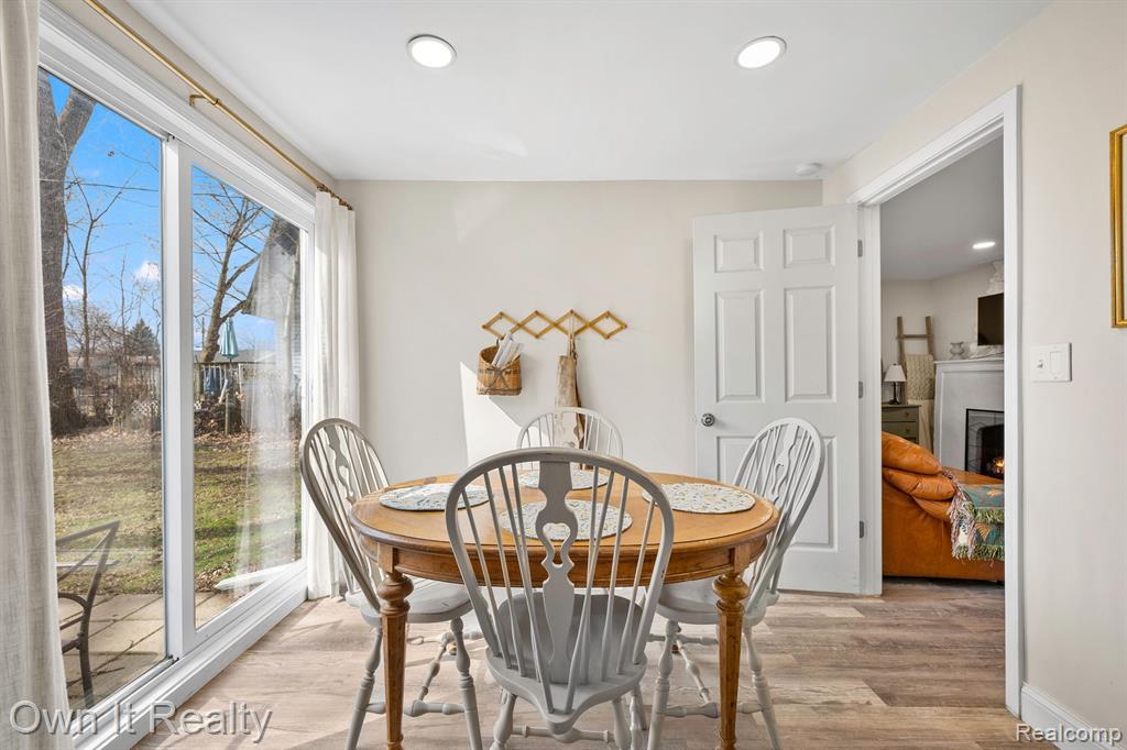 469 LAKESIDE Drive, Waterford, MI 48328 — Photo 16