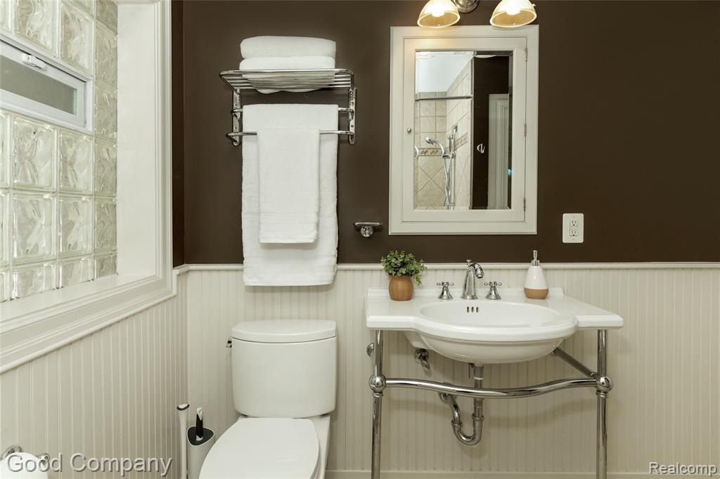 802 Orchard View Drive, Royal Oak, MI 48073 — Photo 28