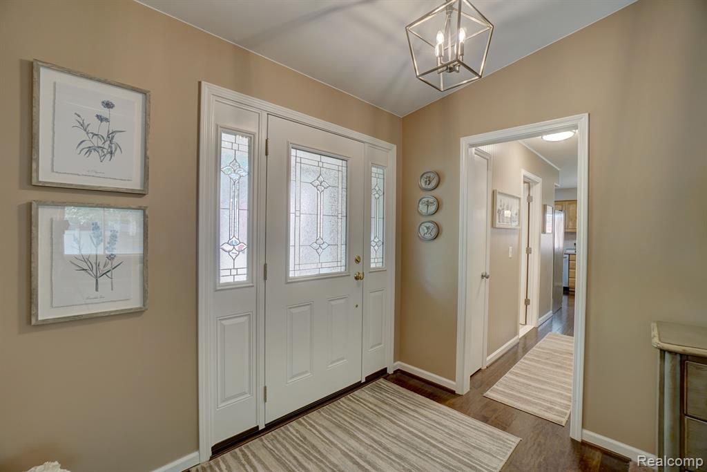 5760 LARKINS Drive, Troy, MI 48085 — Photo 4