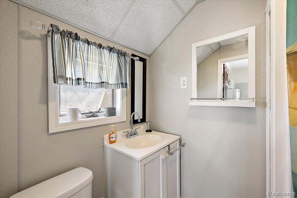16 S NORTH SHORE Drive, Lake Orion, MI 48362 — Photo 85