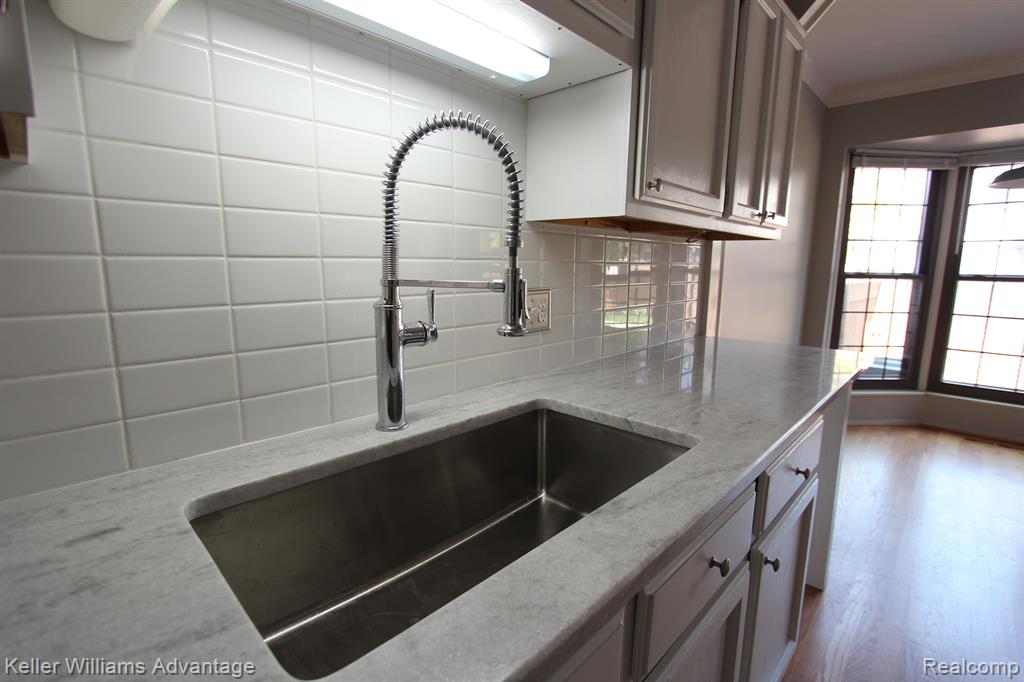22180 Pondview, Novi, MI — Photo 17
