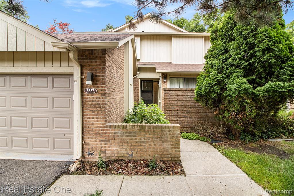 5537 Walnut Circle W, West Bloomfield, MI — Photo 4