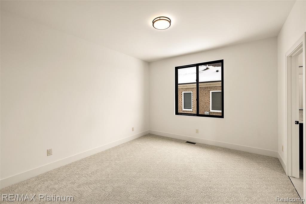 52921 Royal Park Avenue, Shelby Twp, MI 48315 — Photo 22