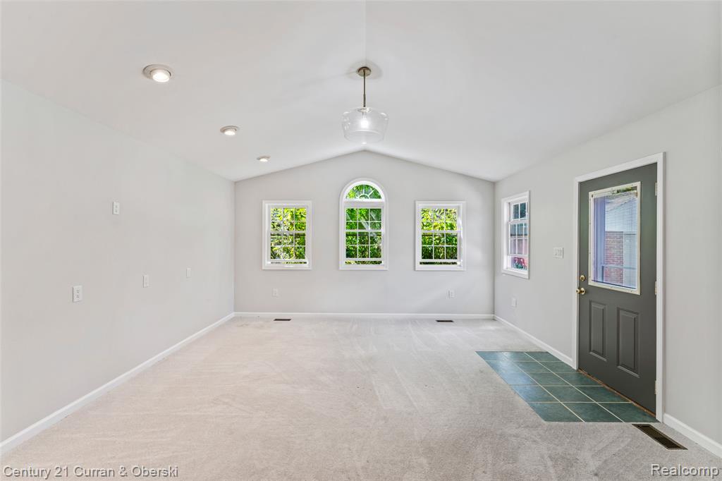 505 Hollywood Avenue, Grosse Pointe Woods, MI 48236 — Photo 10