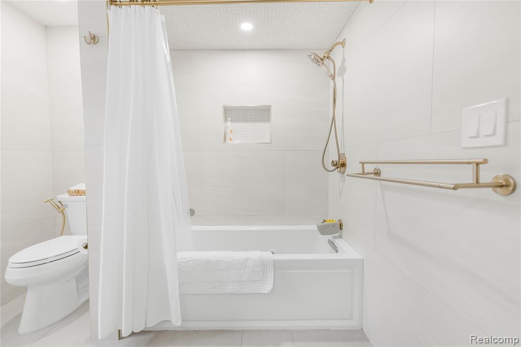 7005 Cathedral Drive, Bloomfield Hills, MI 48301 — Photo 32