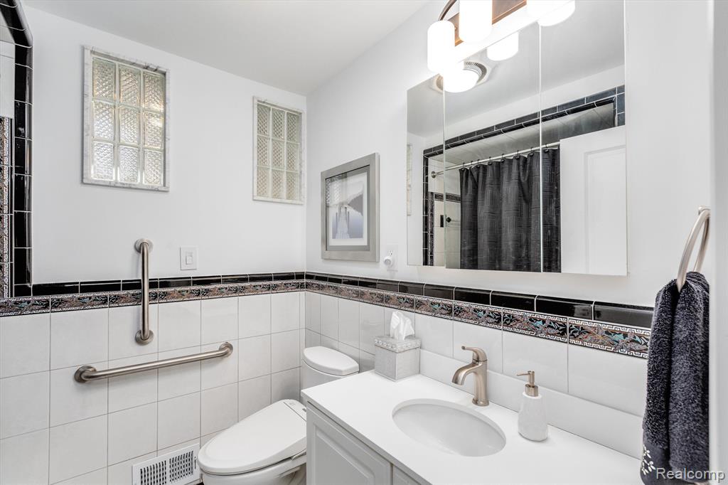4645 CLAUDIA Drive, Waterford, MI 48328 — Photo 24