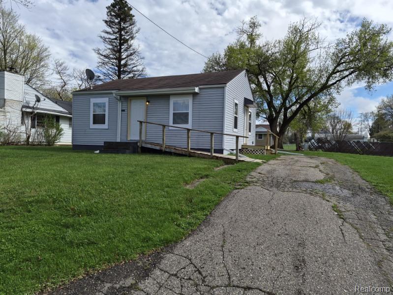 1233 W Coldwater Road, Flint, MI 48505