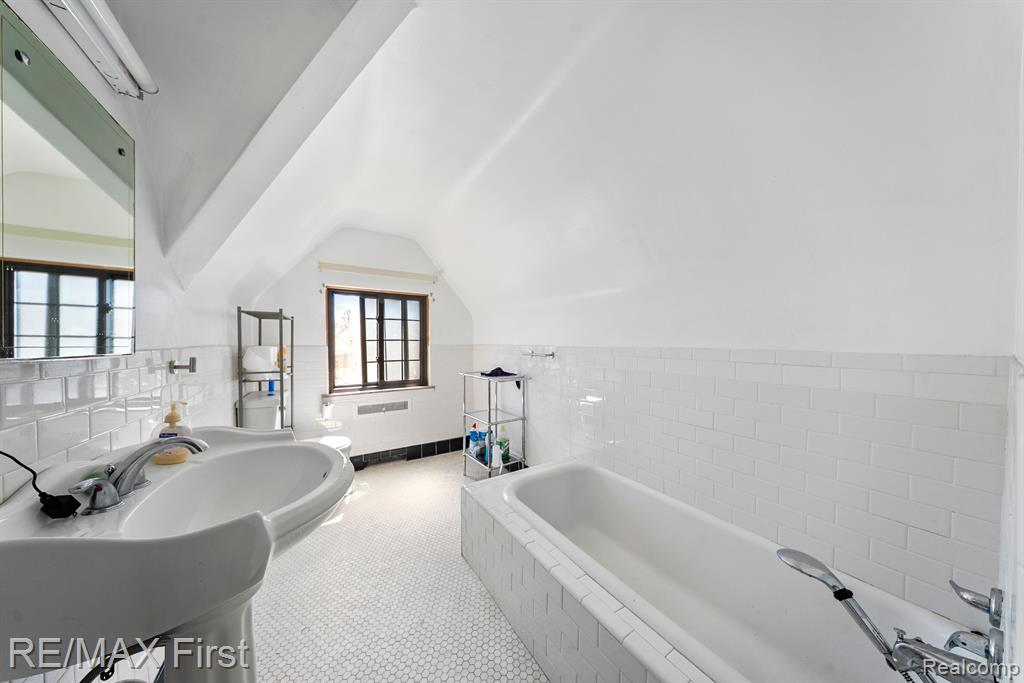 725 W BOSTON Boulevard, Detroit, MI 48202 — Photo 43