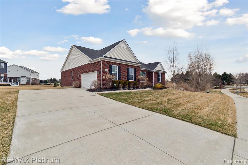61082 SHAYA Boulevard, South Lyon, MI 48178 — Photo 2