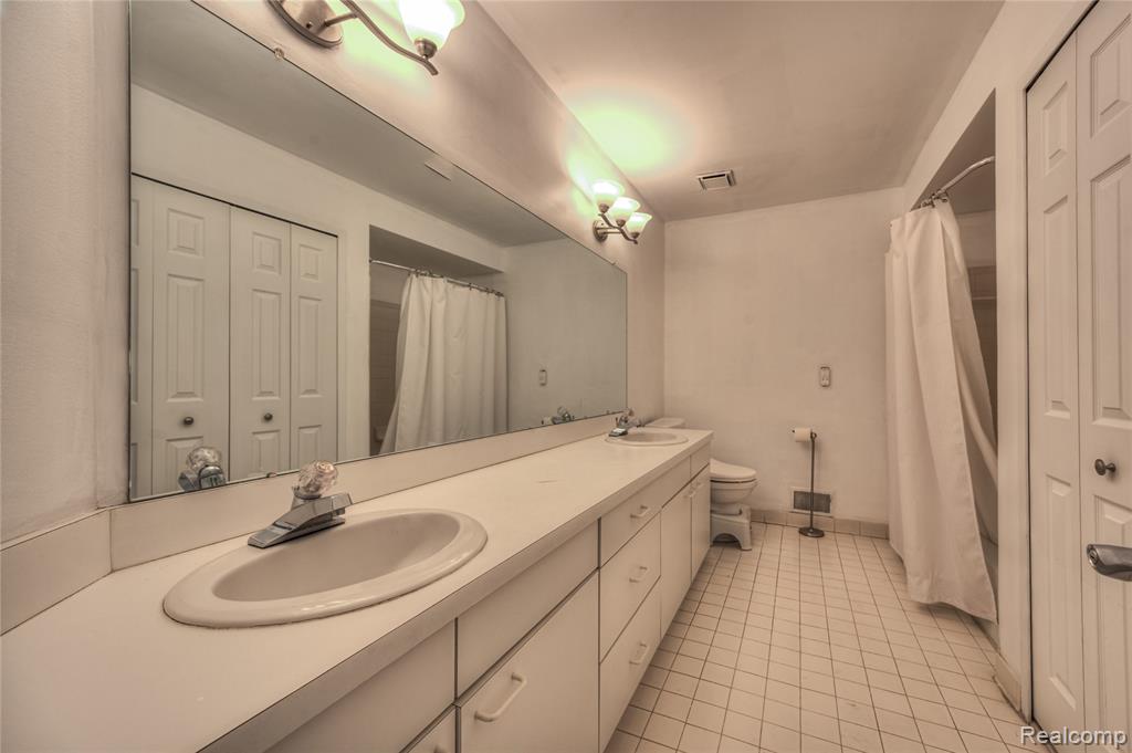6460 Charles Drive, West Bloomfield, MI — Photo 47