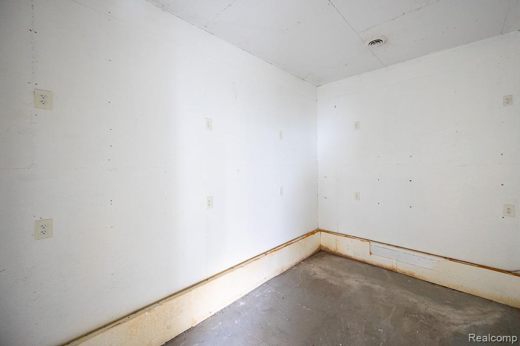 128 W Muir Avenue, Hazel Park, MI 48030 — Photo 40