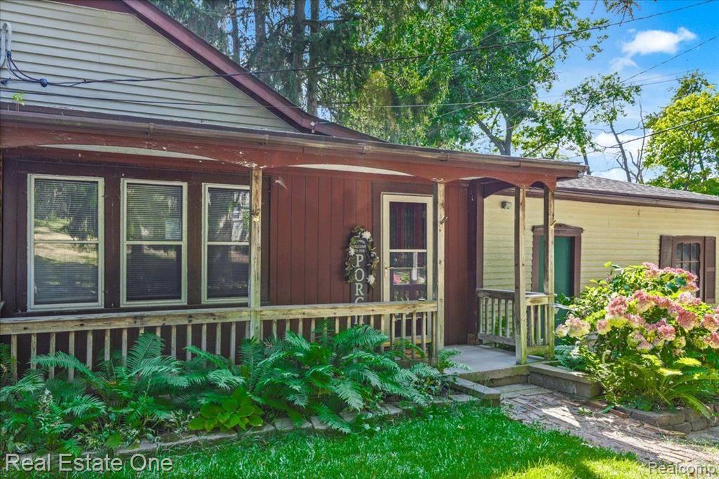 936 RIDGE Road, Lake Orion, MI 48362 — Photo 2