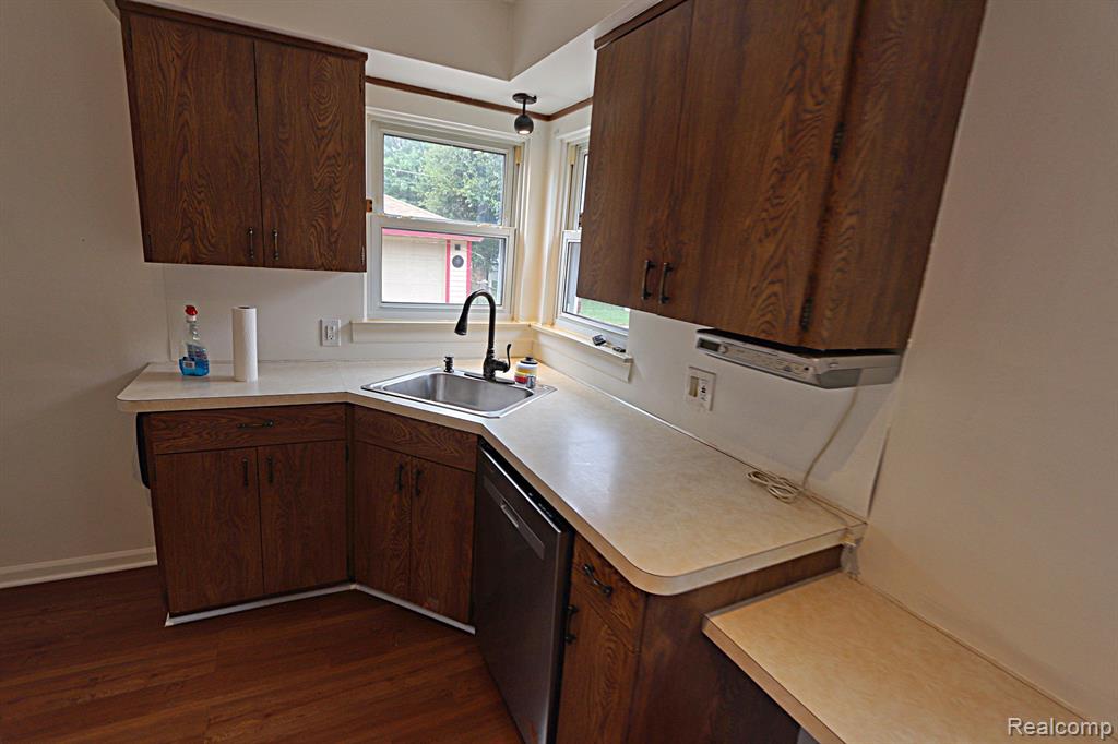 9929 DEERING Street, Livonia, MI 48150 — Photo 16