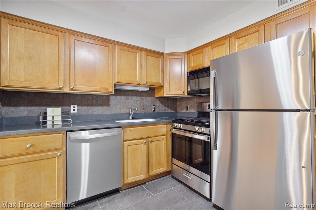 458 FOX HILLS Drive N, A-4, Bloomfield Hills, MI 48304 — Photo 8