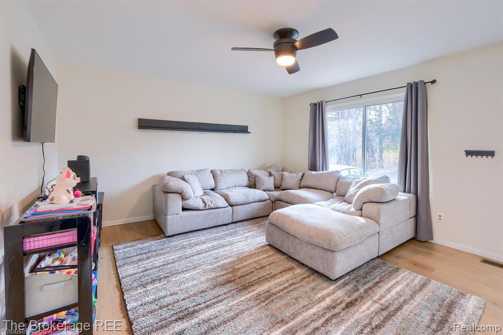370 Oakwood Road, Ortonville, MI 48462 — Photo 3