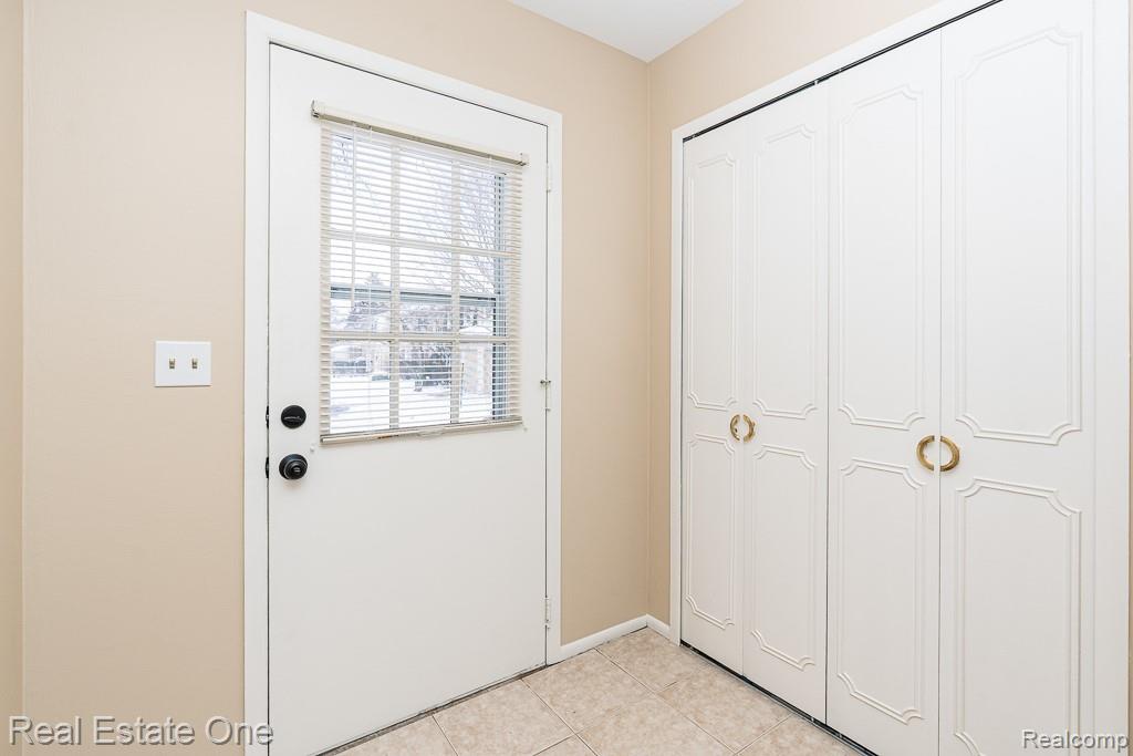 5075 Buckingham Drive, Troy, MI 48098 — Photo 8