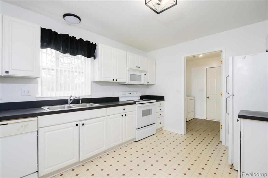 5010 Sandalwood Drive, Grand Blanc, MI 48439 — Photo 8