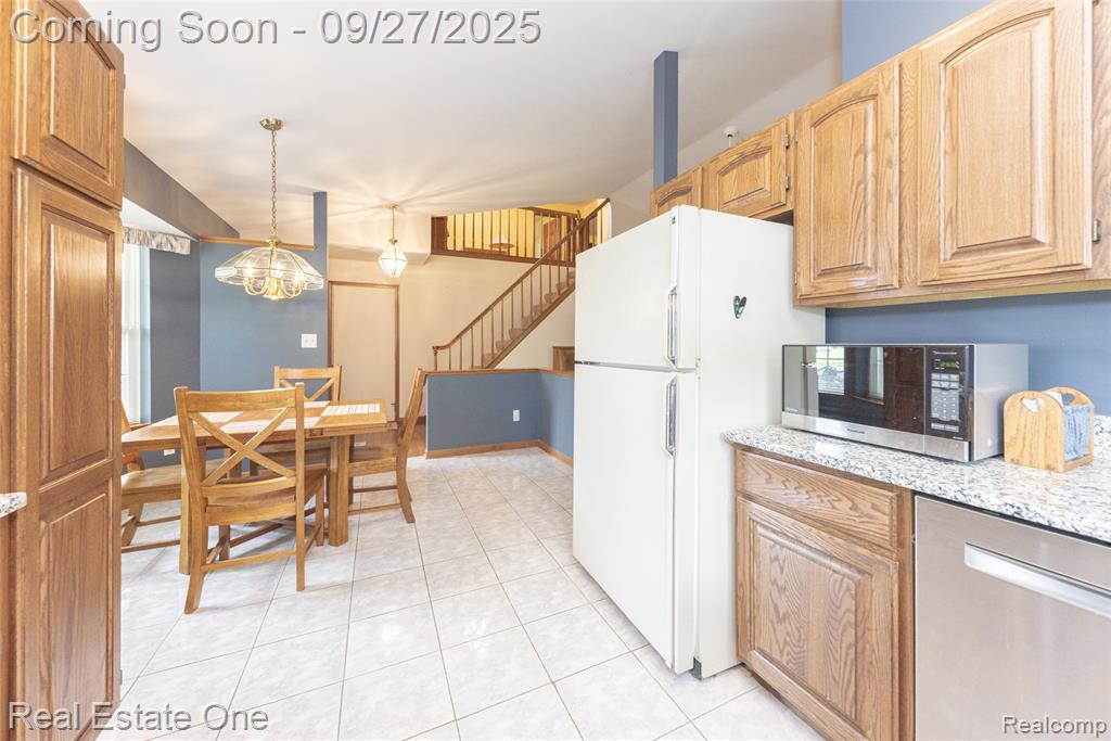 704 Grand Court, South Lyon, MI 48178 — Photo 9